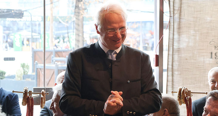 ministerialer Einzug: Aviator Anstich 2024 mit Kabarettist Wolfgang Krebs alias Edmund Stoiber in der Airbräu-Tenne am 19.02.2024  (©Foto:Martin Schmitz)